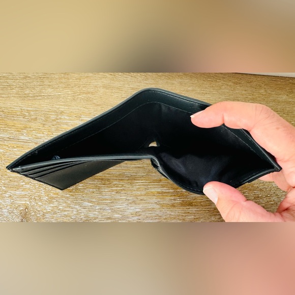 Michael Kors Men’s Slim Wallet - Brown Camel with Black Interior - Picture 6 of 9